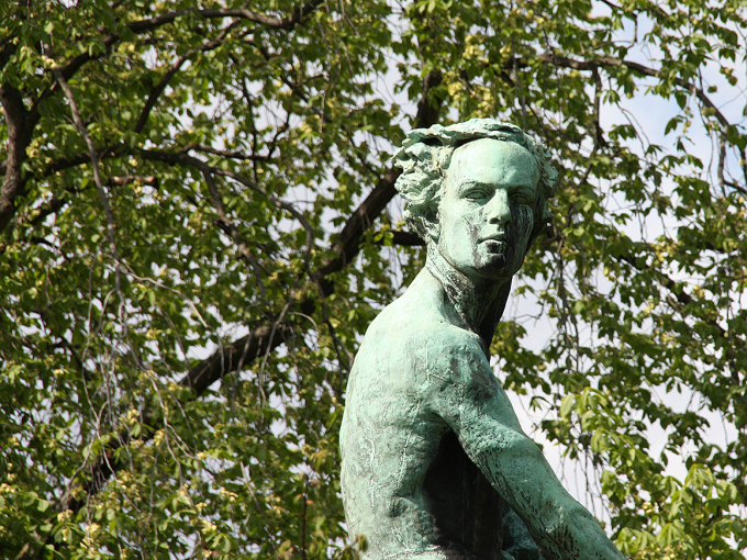 Every year the winner of the Abel Prize for outstanding scientific work in the field of mathematics lays flowers by the statue of Niels Henrik Abel. Photo: Liv Osmundsen, the Royal Court.
